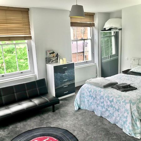 Camden Guest House Double Bedroom With Super Large King Bed Лондон Екстериор снимка