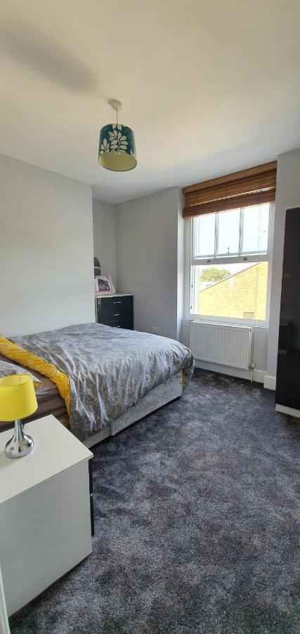 Camden Guest House Double Bedroom With Super Large King Bed Лондон Екстериор снимка