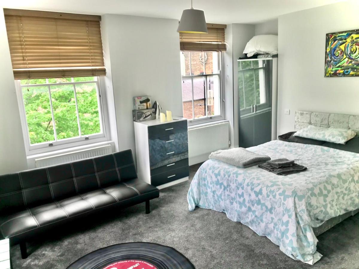 Camden Guest House Double Bedroom With Super Large King Bed Лондон Екстериор снимка